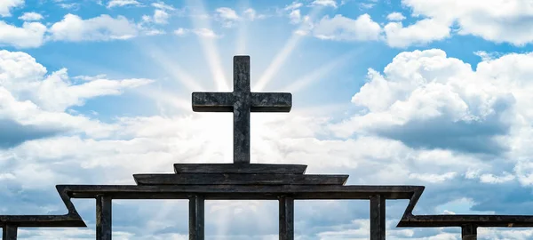 Religiöser Hintergrund Blauer Bewölkter Himmel Mit Verwittertem Steinkreuz Von Der — Stockfoto
