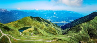 Kleinwalsertal Alp Dağları manzara manzara manzarası - Avusturya 'da küçük göl ve mavi gökyüzü ile yazın dağ manzarası