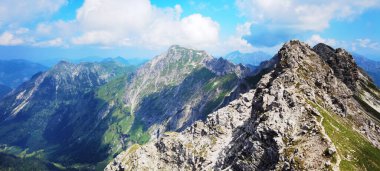 Oberstdorf Allgau Bavyera, Nebelhorn 'dan panoramik manzara - yemyeşil çayır ve mavi gökyüzü ile güzel Alpler - dağlar manzara arka plan panoraması