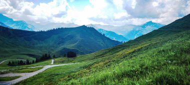 Oberstdorf Allgau Bavyera, Nebelhorn 'dan panoramik manzara - yemyeşil çayır ve mavi gökyüzü ile güzel Alpler - dağlar manzara arka plan panoraması