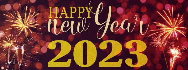 Yeni yılın kutlu olsun 2023 / Yeni Yıl Arifesi Parti Havai fişeği - Bayram gümüşü arka plan panoraması uzun - Altın havai fişekler ve şampanya sınıfları koyu gökyüzü dokusunda Bokeh ışıklarıyla kadeh kaldırıyor