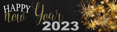 YILI YIL 2023 - Şenlikli gümüşi Yeni Yıl Partisi arka plan panorama kutlama kartı kadar uzun - Karanlık gecede altın havai fişekler