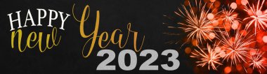 YILI YIL 2023 Şenlikli Silvester Yeni Yıl Partisi arka plan panorama tebrik kartı afişi kadar uzun, gece karanlığında kırmızı havai fişekler