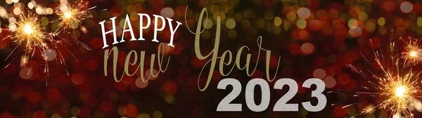 Happy New Year 2023 喜庆的银色背景全景贺卡横幅 金色的焰火和漆黑的黑夜中的红光 — 图库照片