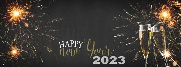 Happy New Year 2023 喜庆的丝绸之路背景全景横幅金黄色烟花和两个香槟酒班烘焙黑色夜晚的质感 — 图库照片