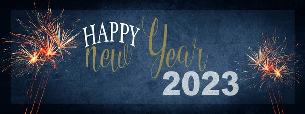Silvester Yeni Yıl 2023 Festival Partisi arka plan panoraması. Uzun havai fişekler. Kırsal koyu gri gri beton doku üzerine.