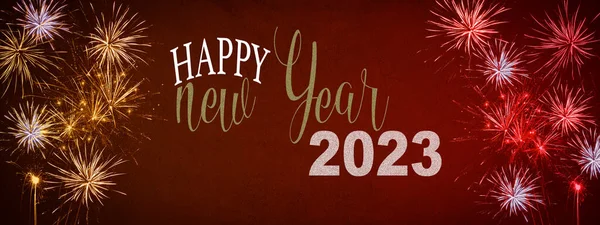 Mutlu yıllar 2023 Partisi, şenlikli arka plan panoraması... Kırmızı dokuda altın sarısı havai fişek