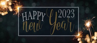 YILI YIL 2023, Festival, Olay, Festivalsel Dekoratif Kutlama Tatil, Yeni Yıl Partisi panorama illüstrasyonu - metin, havai fişekler ve koyu yeşil gece dokusu üzerine parlayan gümüş çerçeve