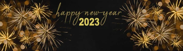 喜庆新年2023 除夕夜派对背景全景贺卡横幅 黑暗中的金色烟火 — 图库照片