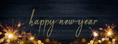 Mutlu Yıllar / Yeni Yıl Arifesi 2023 Arkaplan Tebrik Kartı - Işıklar çerçevesi altın alevler ve kırsal koyu mavi ahşap dokuya izole edilmiş maytap