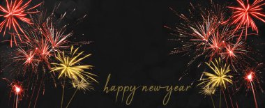 Yeni yıl partin kutlu olsun 2023, uzun panorama afişi - siyah gece dokusu üzerine kırmızı havai fişek, bokeh 