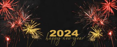 YILI YIL 2024 Şenlikli Silvester Yeni Yıl Partisi arka plan panorama tebrik kartı uzun - koyu siyah gecemizde altın kırmızı havai fişekler