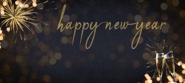 Yeni yılın kutlu olsun 2023 / Yeni Yıl Arifesi Parti Havai fişeği - Neşeli gümüşçüler arka plan panorama afişi - Altın havai fişekler ve şampanya sınıfları koyu siyah gökyüzü dokusunda Bokeh ile kadeh kaldırıyor