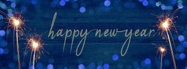 Işıkların çerçevesi bokeh altın fişekleri ve soyut mavi ahşap dokuda izole edilmiş maytap - Yeni yıl Silvester Yeni Yıl Partisi 2023 bayram arkaplan tebrik kartı