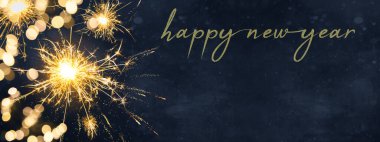 Mutlu yıllar 2023 arka plan panoraması uzun bayram tebrik kartı - Maytap ve gece karanlığında ışık, metin için yer var