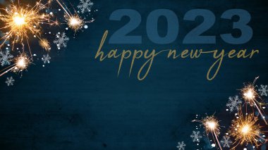 Mutlu yıllar / Yeni Yıl arifesi / Noel arifesi - Maytap, bokeh ışıkları ve koyu mavi ahşap masa üzerinde izole buz kristallerinin üst görünümü / üstü görünümü, ahşap doku
