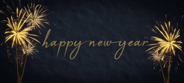 Silvester 2023 Mutlu Yıllar Yeni Yıl Partisi arka plan afişi uzun havai fişekler kırsal koyu mavi gökyüzü dokusu üzerine