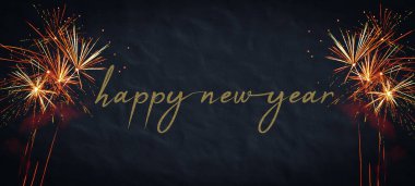 Silvester 2023 Mutlu Yıllar Yeni Yıl Partisi arka plan afişi uzun havai fişekler kırsal koyu mavi gökyüzü dokusu üzerine