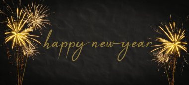 Silvester 2023 Mutlu Yıllar Yeni Yıl Partisi arka plan afişi uzun havai fişekler kırsal karanlık gece gökyüzü dokusu üzerine