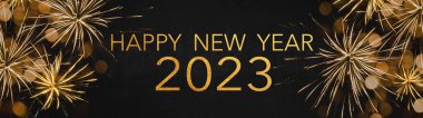 Silvester 2023 Mutlu Yıllar, Yeni Yıl Partisi arka plan afişi uzun panorama kartı - koyu siyah gece gökyüzü dokusu üzerine altın havai fişekler