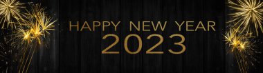 Silvester 2023 Mutlu Yıllar, Yeni Yıl Partisi arka plan afişi uzun panorama kartı - koyu siyah gece gökyüzü dokusu üzerine altın havai fişekler
