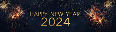 Silvester 2024 Mutlu Yıllar Yeni Yıl Partisi arka plan afişi uzun havai fişekler kırsal koyu mavi gökyüzü dokusu üzerine.