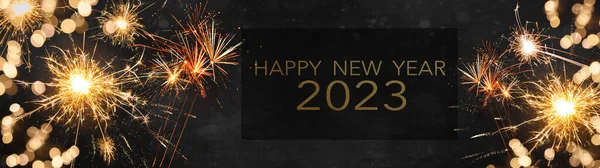 银白色2023新年快乐 除夕派对背景横幅全景贺卡 金色烟火烟火和深色夜空下的火花 — 图库照片
