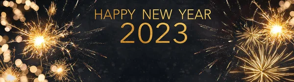 银白色2023新年快乐 除夕派对背景横幅全景贺卡 金色烟火烟火和深色夜空下的火花 — 图库照片