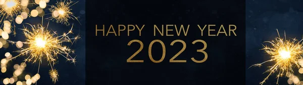 Happy新年2023 除夕派对背景全景横幅贺卡 在深蓝色夜空中的喷灯和防波灯 — 图库照片