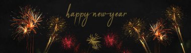 Yeni yılın kutlu olsun / Yeni Yıl Arifesi 2023 Silvester Partisi arka plan pankartı uzun panorama - Altın kırmızı havai fişek iyonu karanlık gece gökyüzü