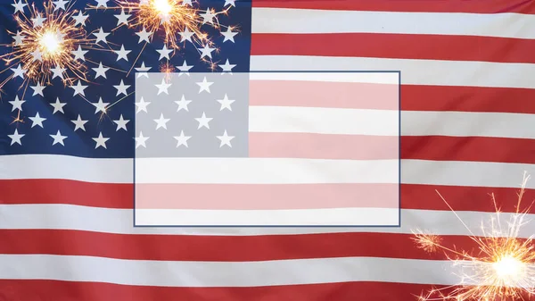 Amerikaanse Vakantie Wenskaart Achtergrond Template Zwaaiende Amerikaanse Vlag Sprankelende Sterretjes — Stockfoto