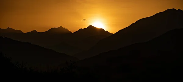 山景全景背景 具有山脉和橙色天空轮廓的日出 — 图库照片