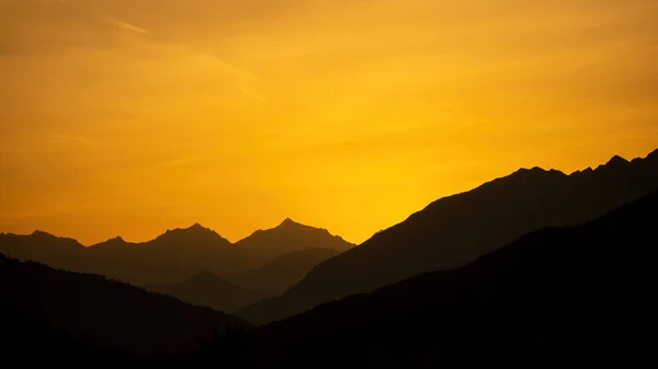 山景全景背景 具有山脉和橙色天空轮廓的日出 — 图库照片