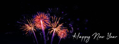 Mutlu Yıllar - Yeni Yıl kutlamaları, Silvester 2023 tatil arkaplan panorama kartı - Havai fişek havai fişek havai fişekleri karanlık gece gökyüzünde