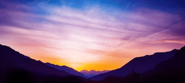 山景全景背景 日出或日落 高山阿尔卑斯山和橙色天空的轮廓 — 图库照片