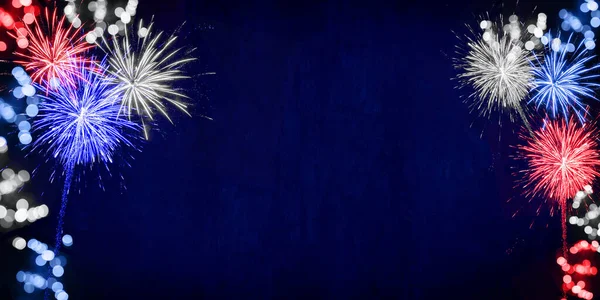 アメリカアメリカアメリカ合衆国新年や独立記念日のお祝いの背景グリーティングカード 暗い夜空に青い赤い白い花火 — ストック写真