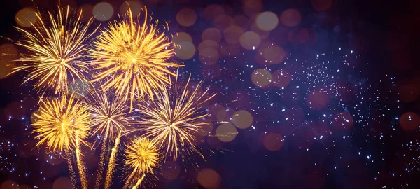 Havai fişek gösterisi kutlama partisi festivali bayramı ya da yeni yıl arkaplan manzarası - karanlık gece gökyüzünde renkli havai fişekler..