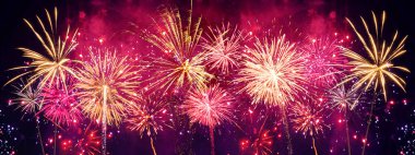 Havai fişek gösterisi kutlama partisi festivali bayramı ya da yeni yıl arkaplan manzarası - karanlık gece gökyüzünde renkli havai fişekler
