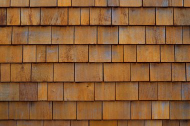 Eski, kahverengi, taşralı, ahşap kiremit duvar ön cephesi dokusu - ahşap arka plan desenli