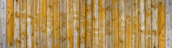 老旧的风吹日晒的土黄色漆成的深色木地板或墙体 木制木材背景横幅全景纹理贴图 — 图库照片