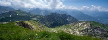 Oberstdorf Allgau Bavyera, Nebelhorn 'dan panoramik manzara - yemyeşil çayır ve mavi gökyüzü ile güzel Alpler - dağlar manzara arka plan panoraması