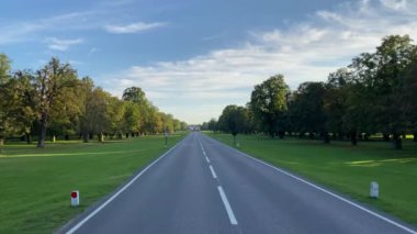 Parktaki yolun görüntüleri.