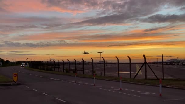 Beelden Van Landing Van Het Vliegtuig Luchthaven Bij Zonsondergang Rechtenvrije Stockvideo's