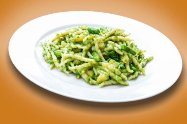 Patatesli ve yeşil fasulyeli Ceneviz soslu bir tabak trofie makarna.