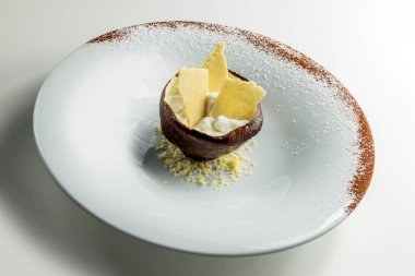 Beyaz arka planda kremalı ve beyaz çikolatalı Meringue hindistan cevizi kabuğu tatlısı ile kase