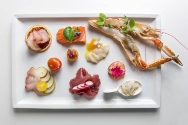 Beyaz arka planda izole edilmiş çiğ balık çeşitleri