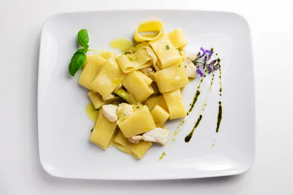 Plato Pasta Medio Paccheri Con Ragú Pescado Salsa Albahaca Aislado — Foto de Stock