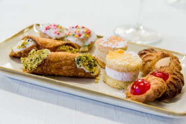 Dikdörtgen tabakta çeşitli Sicilya hamur işleri var.