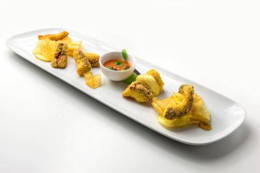 Beyaz arka planda izole edilmiş ahtapot ve patates cipsli uzun tabak.