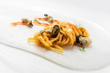 Beyaz arka planda istiridyeli spagetti, kiraz domatesli ve yabani rezeneli spagetti.